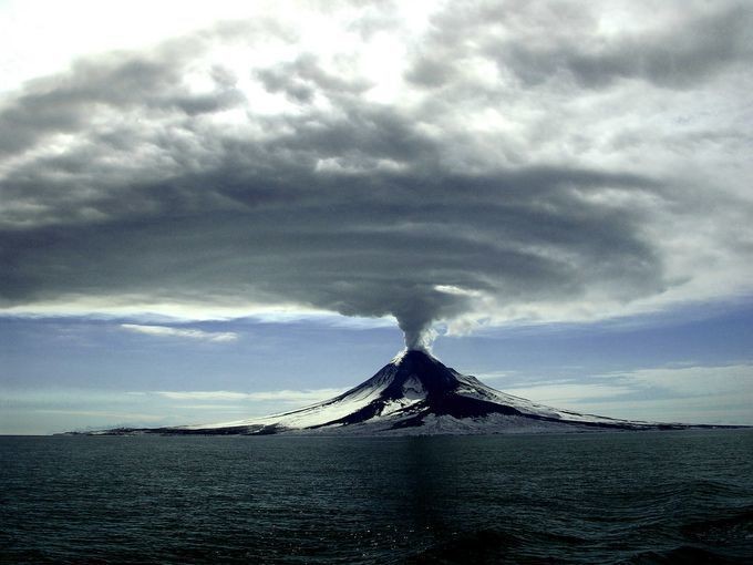 635951264594597071-12.-Augustine-Volcano-Alaska-Cyrus-Read-USGS-2006-small